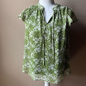 LC Lauren Conrad green and white floral tie front V-neck blouse, size small